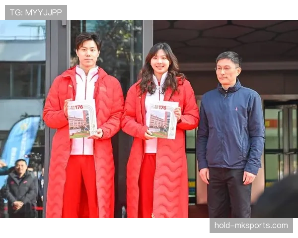 覃海洋训练完直接啃鸡腿，这自律和放纵切换得也太丝滑了吧